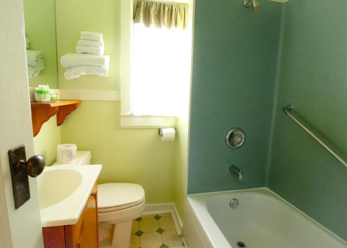 James Bay Inn Hotel, Suites & Cottage