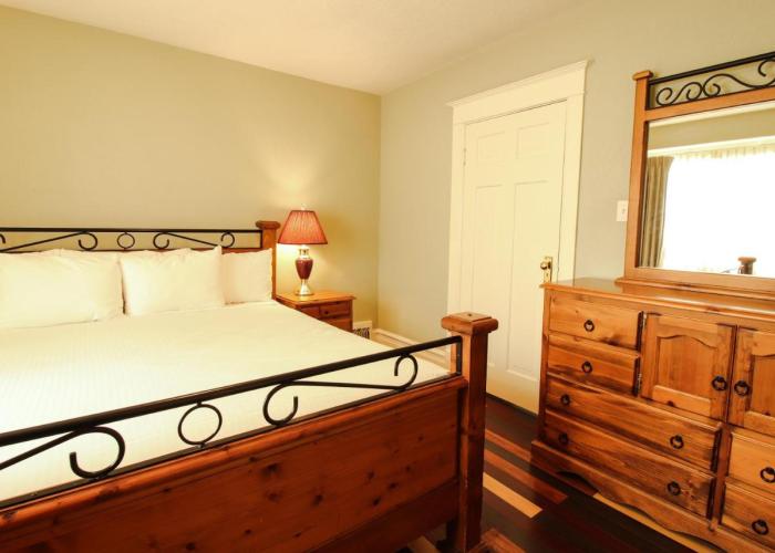 James Bay Inn Hotel, Suites & Cottage