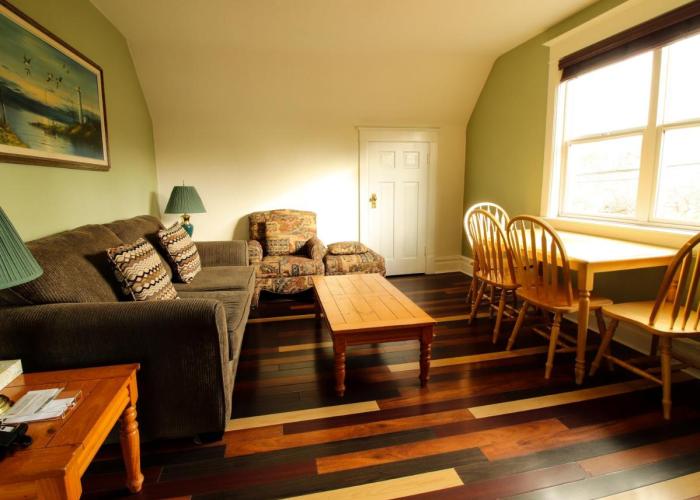 James Bay Inn Hotel, Suites & Cottage