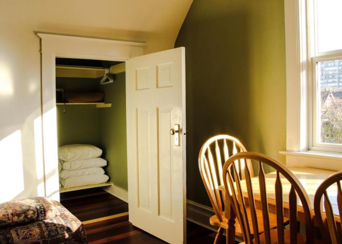 James Bay Inn Hotel, Suites & Cottage