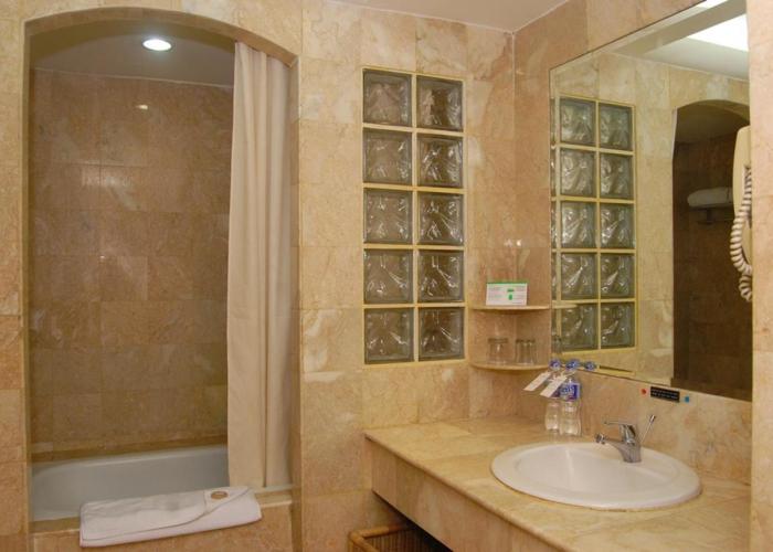 Surabaya Suites Hotel Powered by Archipelago