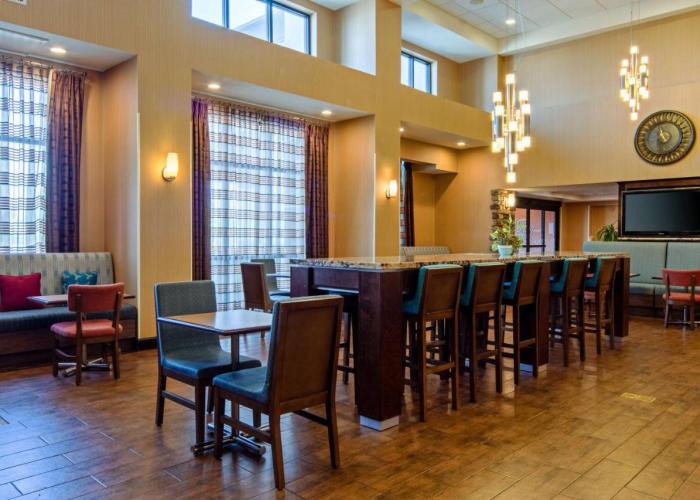 Hampton Inn and Suites Bakersfield / Highway 58