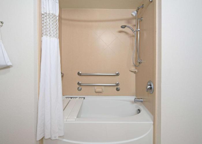 Hampton Inn and Suites Bakersfield / Highway 58