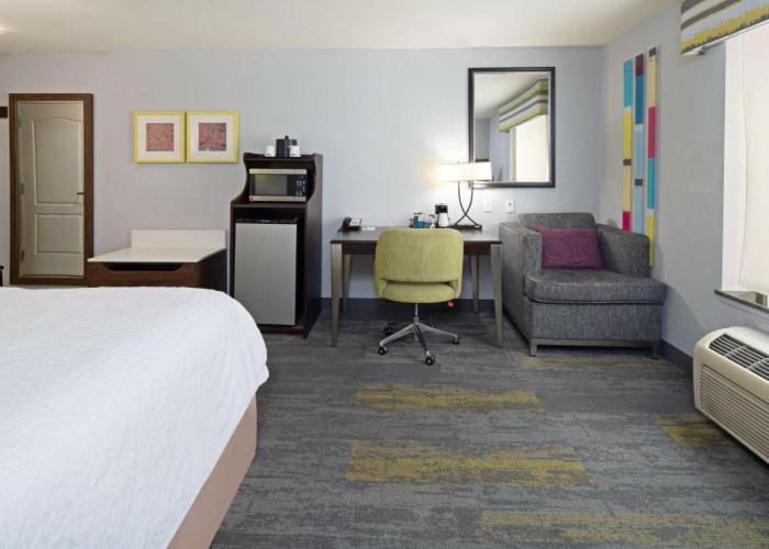 Hampton Inn and Suites Bakersfield / Highway 58