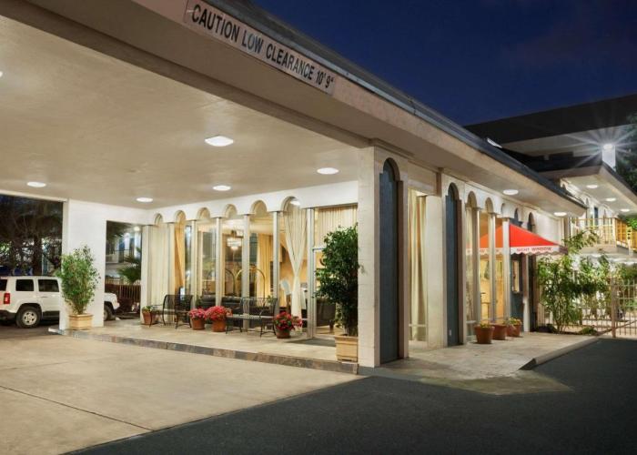 Travelodge by Wyndham Bakersfield