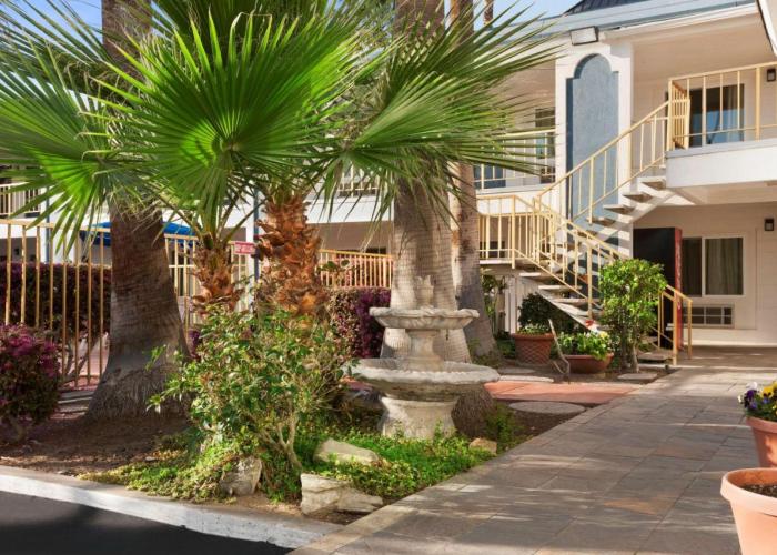 Travelodge by Wyndham Bakersfield