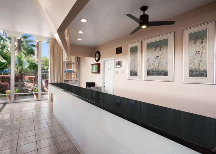 Travelodge by Wyndham Bakersfield