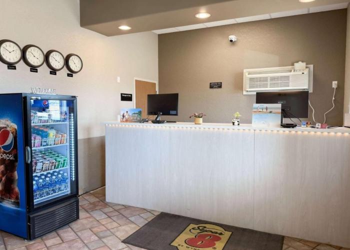 Super 8 by Wyndham Medicine Hat AB