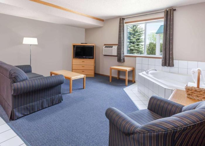 Super 8 by Wyndham Medicine Hat AB