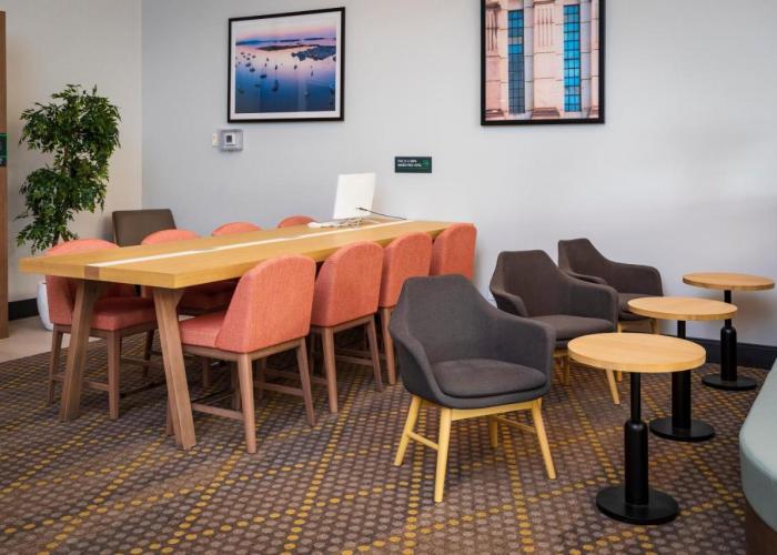 Elk Lake Inn & Suites Victoria