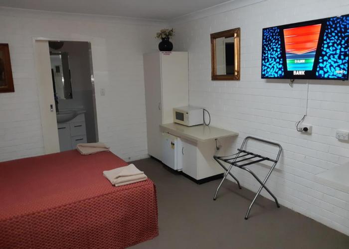 Colonial Inn Motel