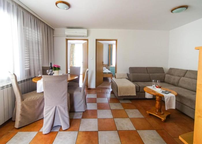 Apartments and Rooms Degra