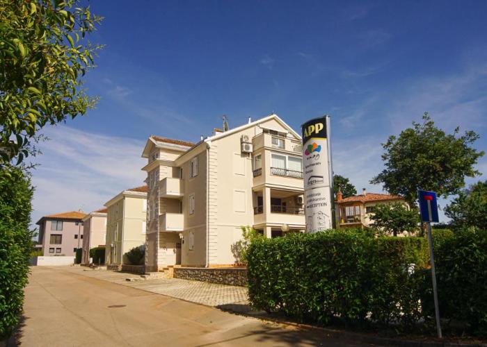 Apartments and Rooms Degra