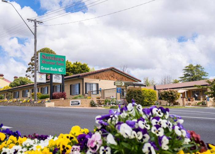 Settlers Motor Inn