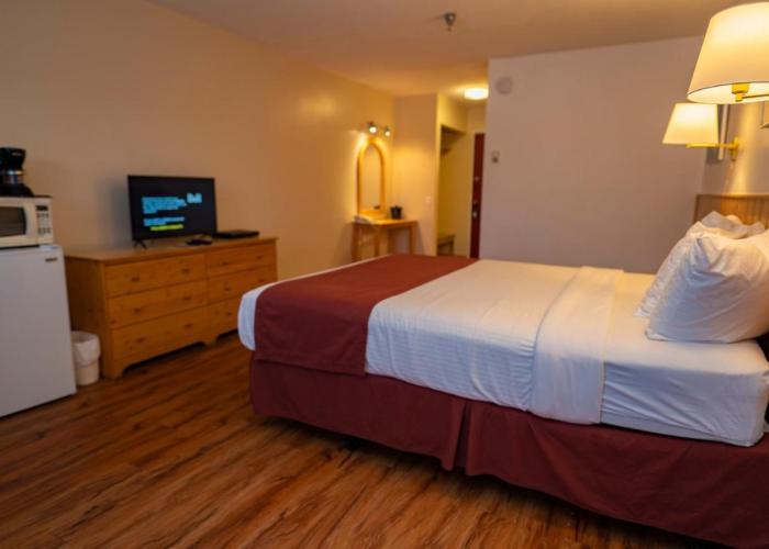 Canadas Best Value Inn- Riverview Hotel