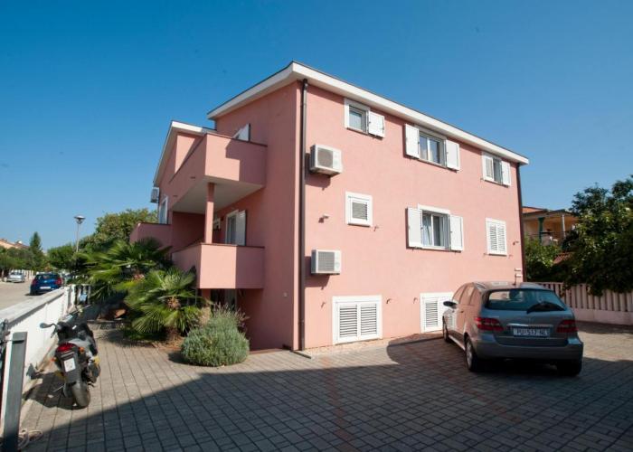 Apartments Maric with parking
