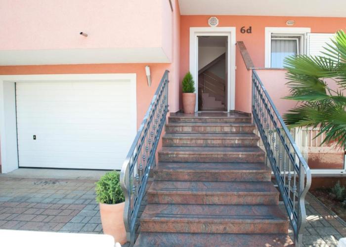 Apartments Maric with parking