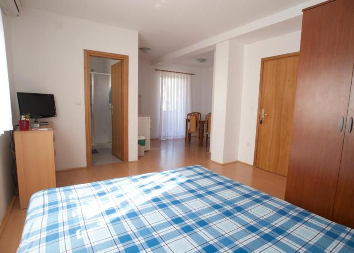 Apartments Maric with parking