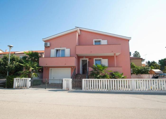 Apartments Maric with parking