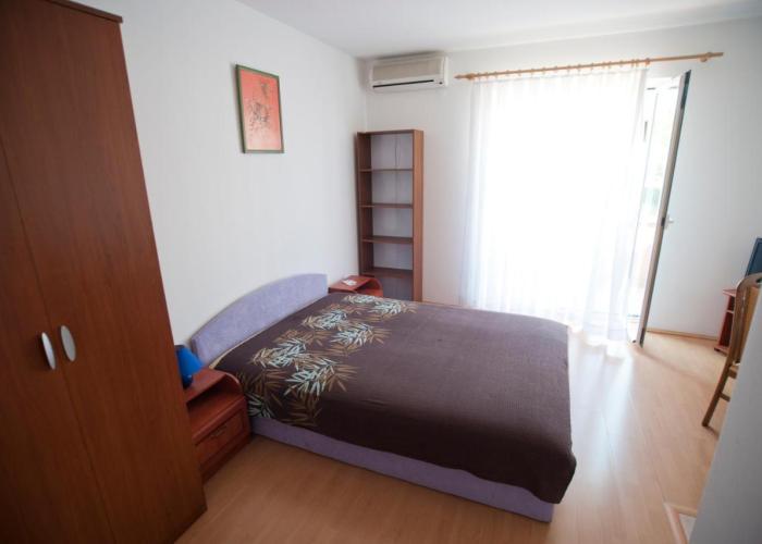 Apartments Maric with parking