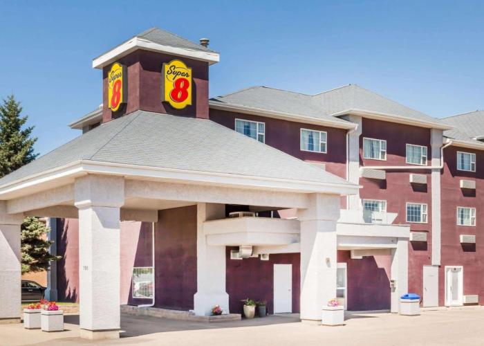 Super 8 by Wyndham Saskatoon Near Saskatoon Airport