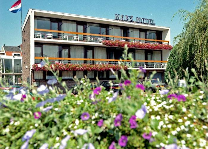 Marx Motel
