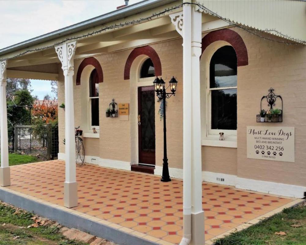 Must Love Dogs B&B & Self Contained Cottage