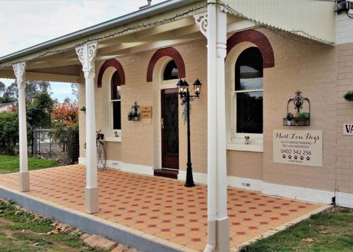Must Love Dogs B&B & Self Contained Cottage