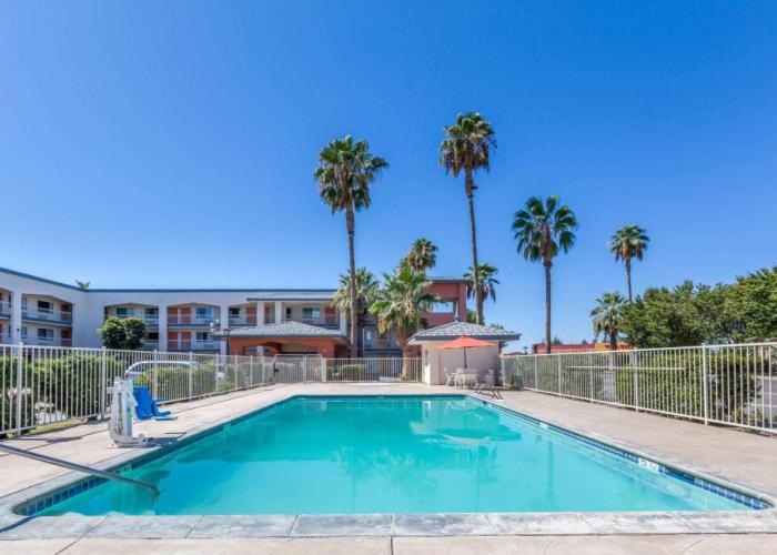 Super 8 by Wyndham Bakersfield/Central