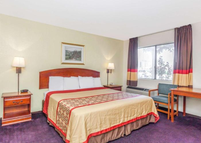 Super 8 by Wyndham Bakersfield/Central