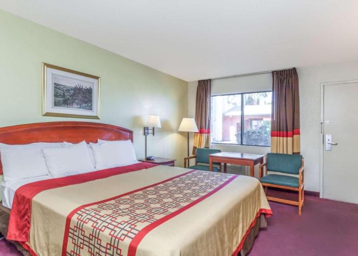 Super 8 by Wyndham Bakersfield/Central