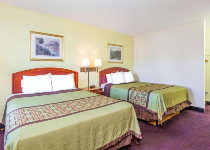 Super 8 by Wyndham Bakersfield/Central