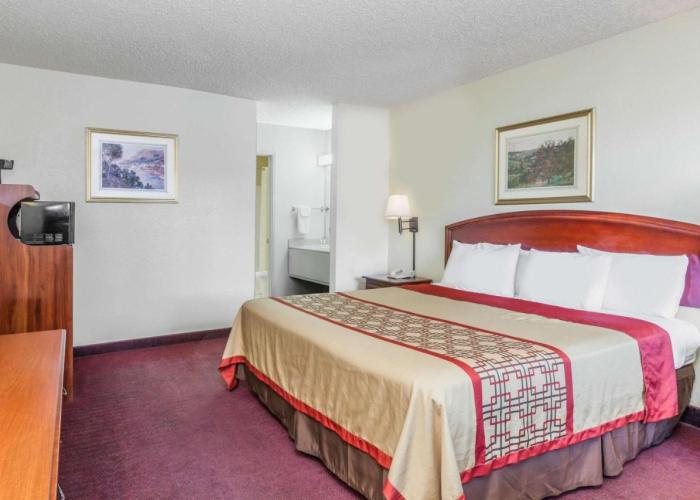 Super 8 by Wyndham Bakersfield/Central