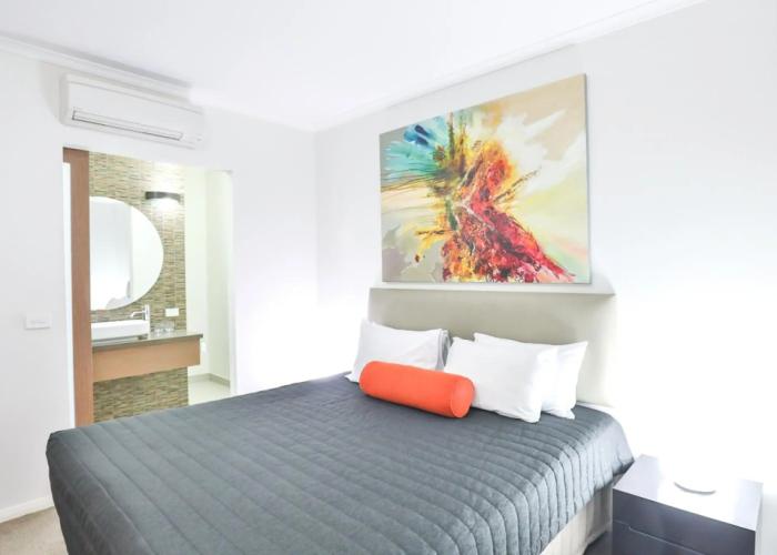 Indulge Apartments - Ontario