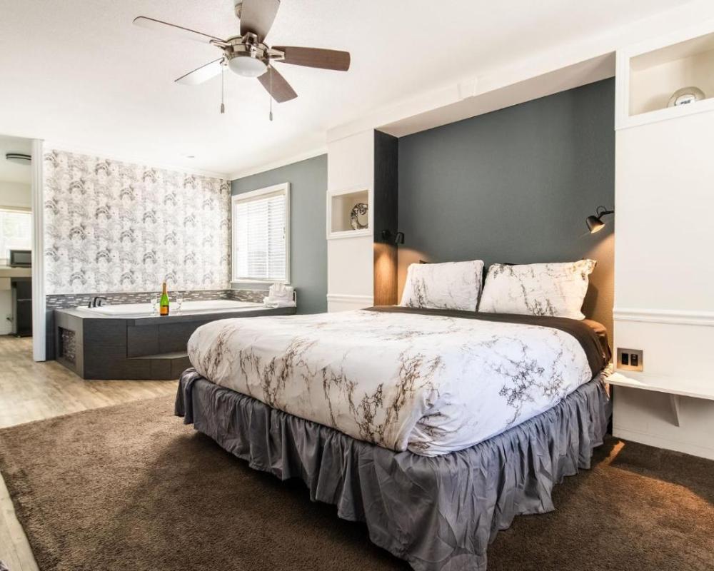 фото Big Bear Spa Suites