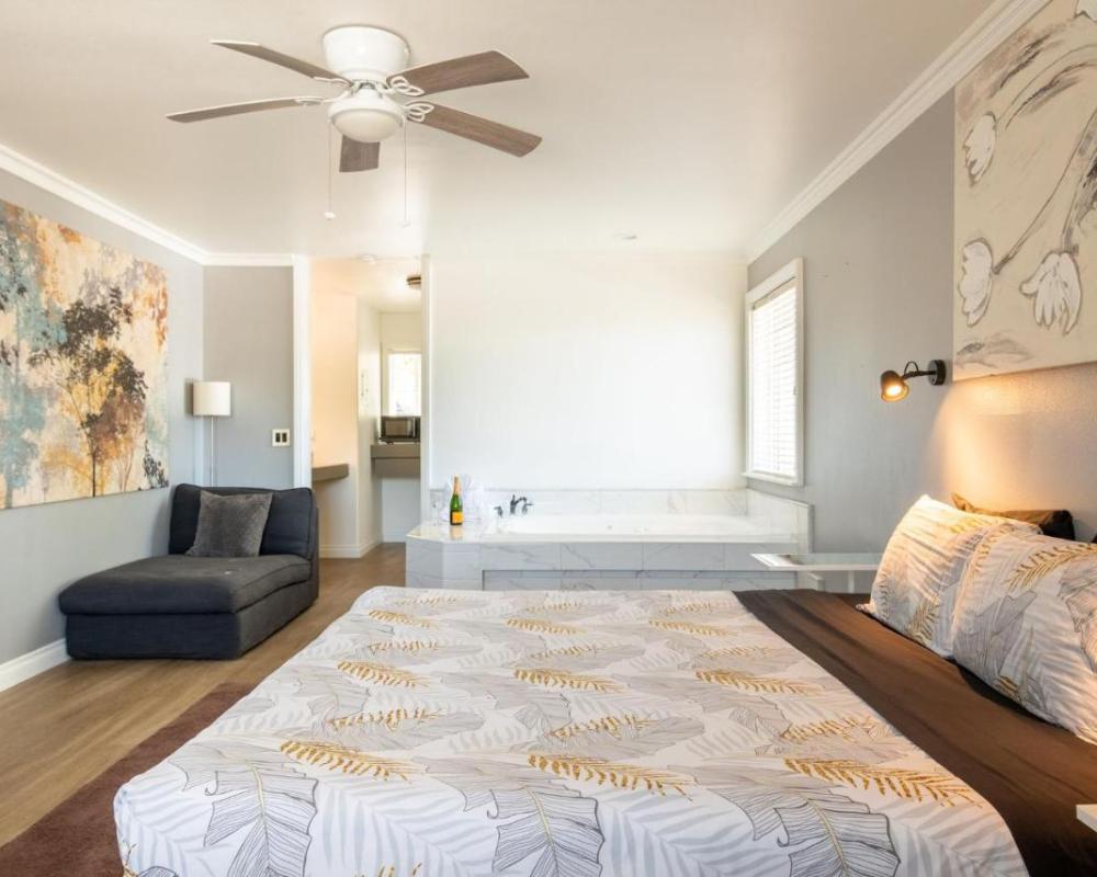 фото Big Bear Spa Suites