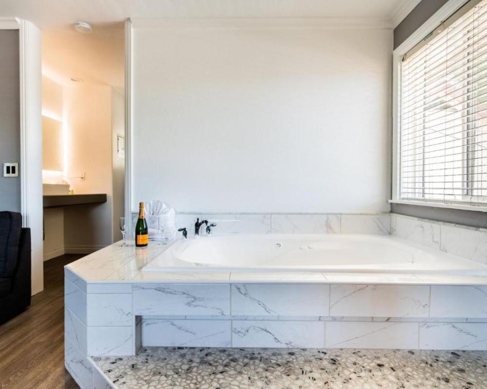 фото Big Bear Spa Suites