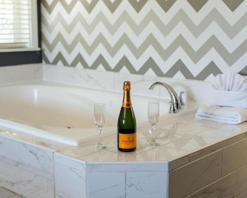 фото Big Bear Spa Suites