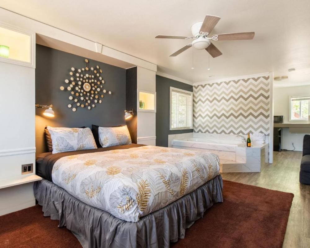 фото Big Bear Spa Suites