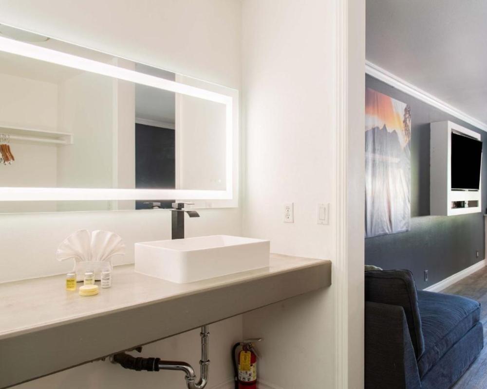 фото Big Bear Spa Suites