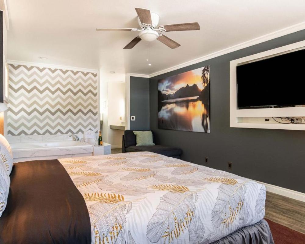 фото Big Bear Spa Suites