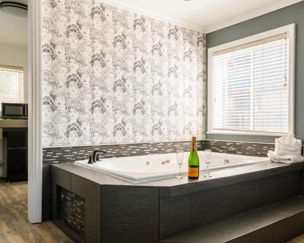 фото Big Bear Spa Suites