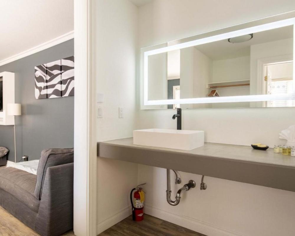 фото Big Bear Spa Suites