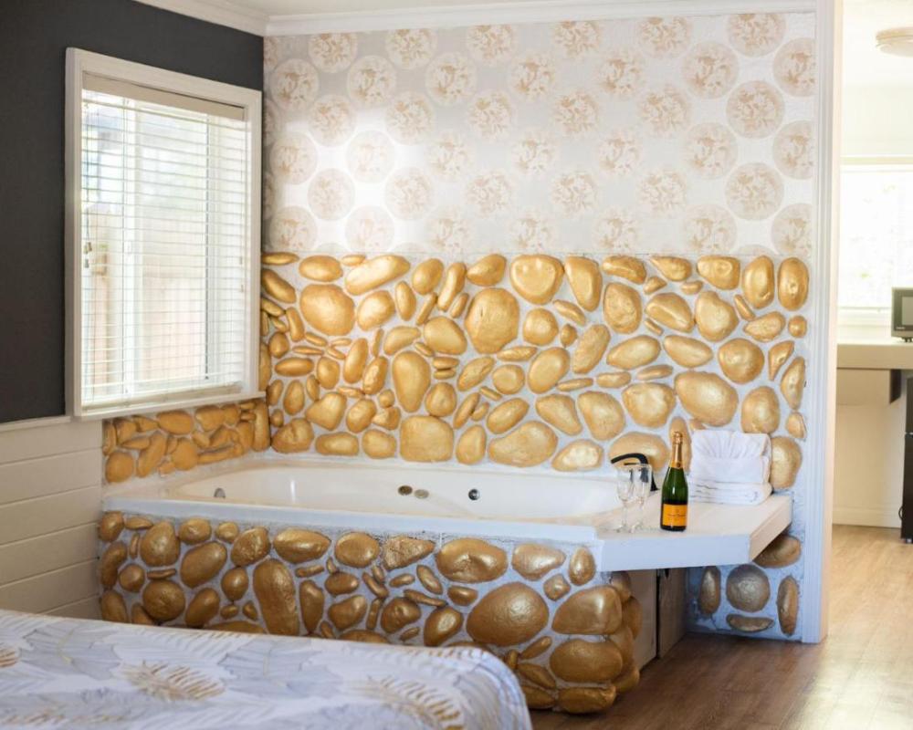 фото Big Bear Spa Suites