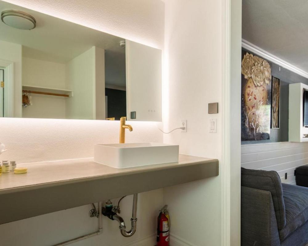 фото Big Bear Spa Suites