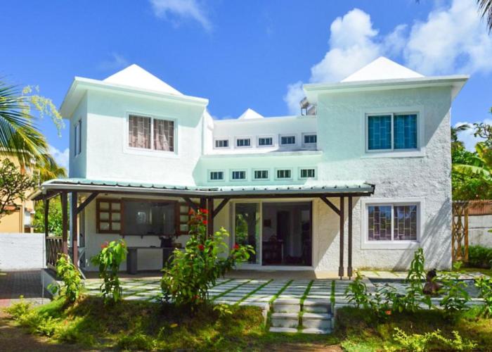 4 bedrooms villa with private pool enclosed garden and wifi at Mahebourg 1 km away from the beach