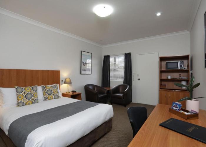Cadman Motor Inn and Apartments