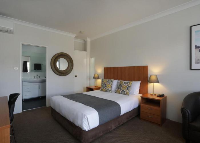 Cadman Motor Inn and Apartments