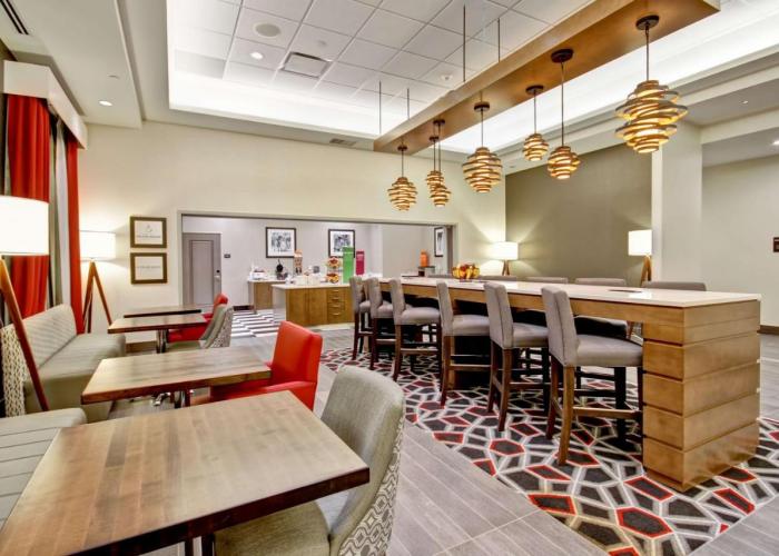 Hampton Inn & Suites - Medicine Hat