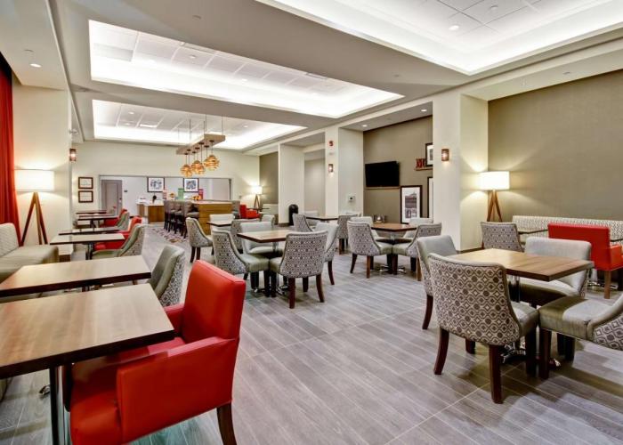 Hampton Inn & Suites - Medicine Hat